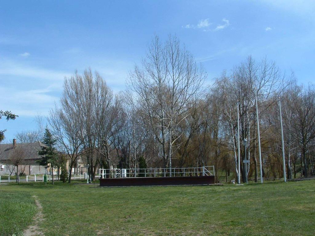 április)