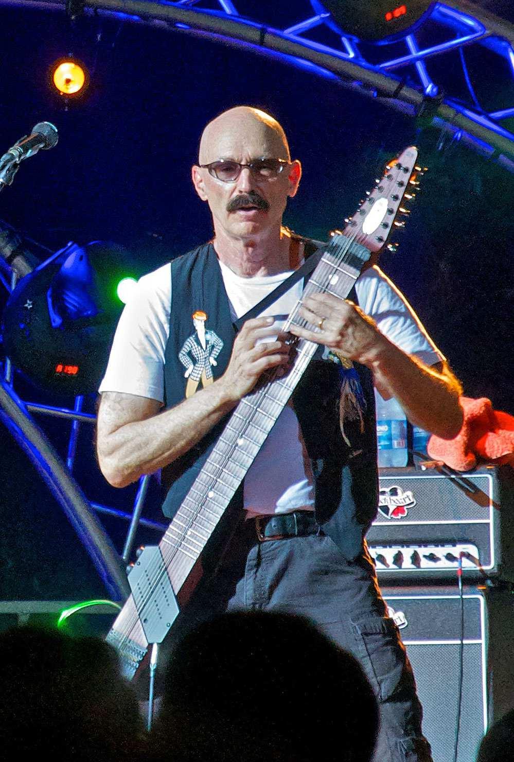 3 Tony Levin a Stick gitárjával http://hu.