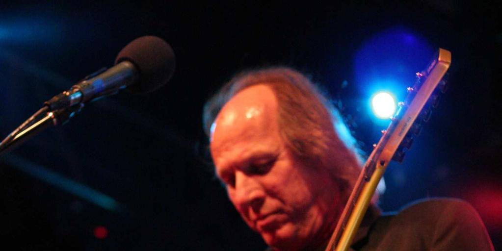 5 Adrian Belew, itt éppen egy