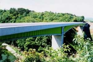 A harmadikként átadott japán hibrid felszerkezetű acél trapézlemez gerincű gerendahíd az 1998-ban átadott Motoya híd (19. ábra) volt.