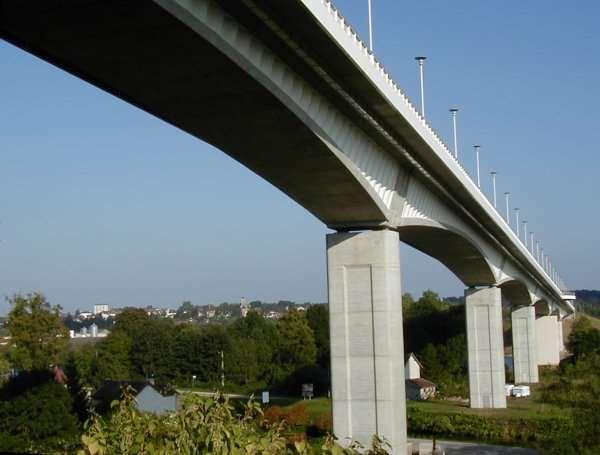 A híd érdekessége, hogy szabadbetonozással építették. 19. ábra: Motoya híd A Motoya-hídhoz nagyon hasonló szerkezeti kialakítású a Pont de la Corniche híd, amely a Doubs folyót íveli át.