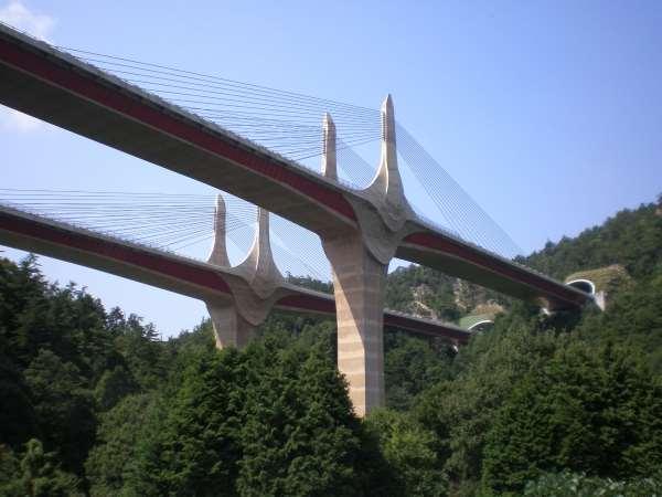 ábra: Altwipfergrund híd [6] A nagyobb támaszköz tartományában eddig 180 méterig épültek extradosed hidak és 235 méteres támaszközzel egy