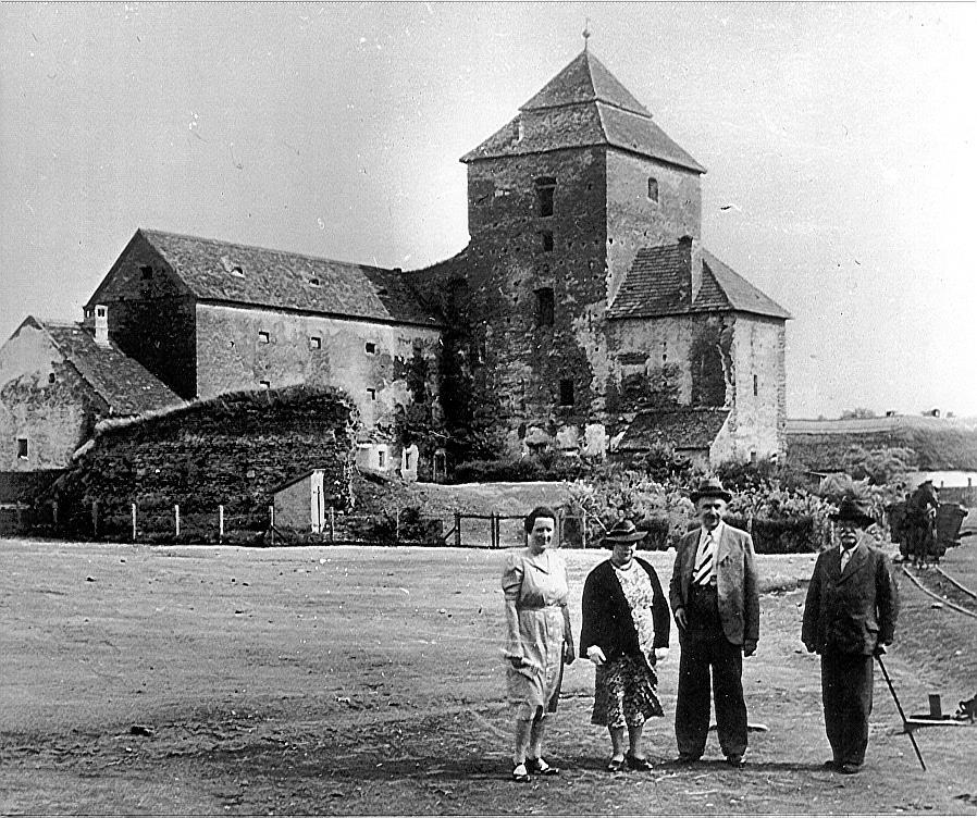 A vár látképe az 1940-es években. A képen bottal dr. Kiss István látható. Mellette Lux Kálmán, a Műemlékek Országos Bizottsága építésze.