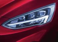FORD FOCUS Szín- és kárpitválaszték Látni és látszani A dinamikus LED fényszórókkal elérhető Adaptív fényszóróvezérlés fokozott megvilágítást biztosít számos vezetési szituációban a sebesség, a