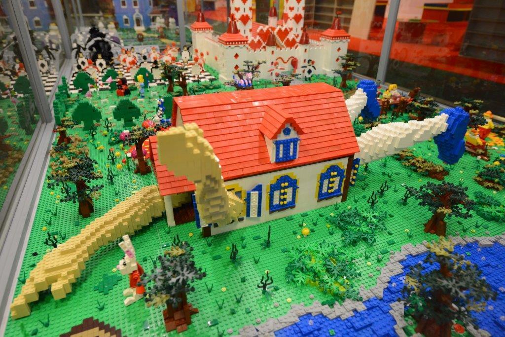 Sportcsillagok utcája Láthatjuk Peter Sagan, szlovák profi kerékpáros életnagyságú figuráját, mely 70 000 LEGO kockából épült.