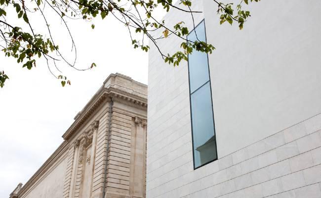 E-kreiz ar mirdi > Mirdi an arzoù e Naoned > An arkitektouriezh UN DOARE SEVEL EUS AN AMZER-DREMENET HAG EUS AN AMZER-VREMAÑ Pa oa bet serret e-pad 6 vloaz e oa bet graet labourioù bras e Mirdi an
