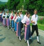 ªi membrii formaþiei de dansuri populare germane Enzian din Reºiþa se bucurã de paradã Gazdele: copiii ºi tinerii Forumului Democrat al