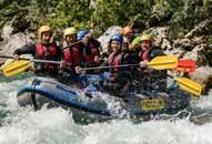 4-5 óra, ami tartalmazza a teljes felszerelést, túravezetést, transzfert a bázistól a folyópartig és vissza. Bovec városa Ljubljanától 130 km-re, Budapesttől, 565 km-re található.
