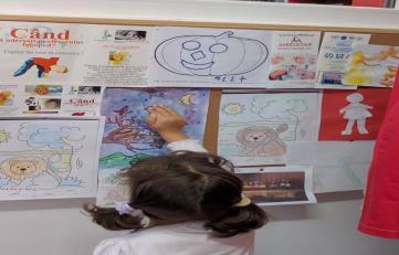 Afișând o lucrare făcută de copil Este desenul tău? Este draguț! Ce pictură draguță! Uită-te ce frumoasă e! Tu ai pictato, nu-i așa?! Este a ta. Dacă poți să spui ce este, vorbește despre ea.