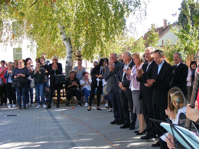 Állandó problémát jelentett esőzések idején, hogy napokig nem mehettünk ki az udvarra a víz miatt, de a hetekig tartó szárazság idején a focipálya és a játszótér is használhatatlanná vált a por miatt.