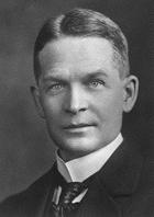 1902-ben Soddy és Rutherford igazolták, hogy a sugárzás atomátalakulással jár együtt. Megfogalmazták a radioaktív bomlás exponenciális törvényét, bevezették a felezési idő fogalmát.