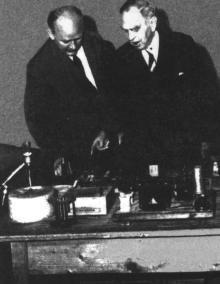 Lise Meitner 1868-1968 Elméletileg helyesen értelmezi a kollégái