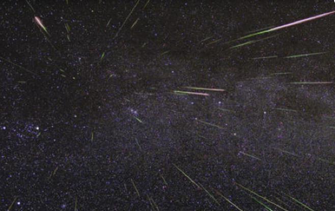Meteorok A légkörben felfénylő meteoridok (= kisbolygónál kisebb test) sporadikus egész évben egyenletes a meteorok nagy többsége forrásuk az aszteroida-öv főleg hajnalban láthatók (ott van az elöl )