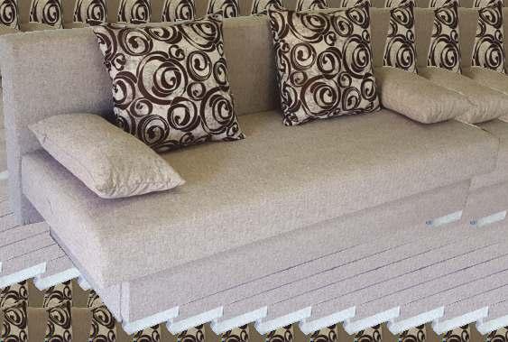 Bali kanapéágy Bonellrugós kivitel, matt króm díszítő lábbakkal.