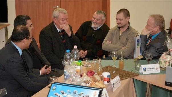 Óévbúcsúztató a faluházban TUNÉZIAI TESTVÉRTELEPÜLÉSSEL BŐVÜLTEK A KAPCSOLATAINK Nagypáli önkormányzata meghívására decemberben egyhetes tartózkodásra ötfős magas rangú tunéziai küldöttség érkezett a