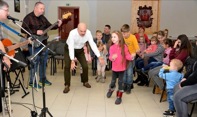 KÖZÖSSÉGI PROGRAMOK A FALUBAN Oldal 4 A MIKULÁSM EZÚTTAL IS BUSSZAL ÉRKEZETT A FALUBA A Mikulás december 7-én délután érkezett Nagypáliba, és két helyszínen a falubusszal látogatta meg a rá váró