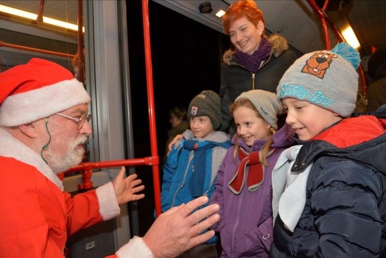 Amikor végre megérkezett a buszban fogadta a gyerekeket és szüleiket.
