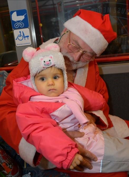 , Bizony előfordult, hogy egy-egy kisgyermeknél eltörött a mécses az ijesztőnek tűnő apóka és a krampuszok láttán, de hamar megvigasztalódtak.