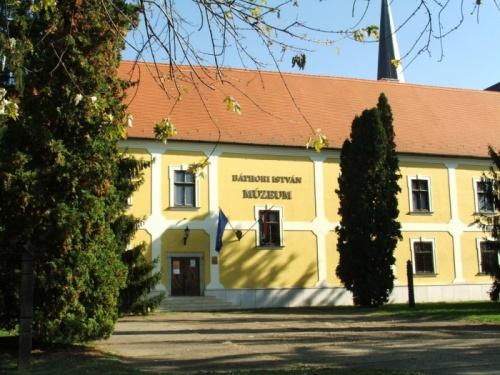 A végeredmény egy egyedi alkotás lesz majd, amelynek minden sorát más és más személy írta. Legyen részese Ön is!