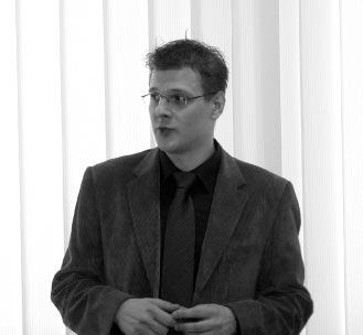 Iparkamara székházának konferenciatermében. Elsõként Kopasz László, a Magyar Tûzihorganyzók Szövetsége nevében szólt (1. kép).