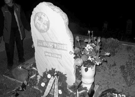 2. kép. Reisz Péter síremléke nyok szerint megtartani Kiss Csaba a. Balhés Charly bányamérnök elnöklete, Dánfy László a. Bubu vegyészmérnök háznagysága, Sáfár László a.