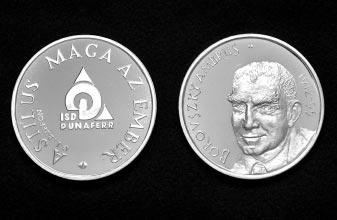 1. kép. Borovszky Ambrus emlékplakettje 2. kép. Valeriy Naumenko és dr. Szabó Ferenc A hivatalos, mondhatnánk fõ ünnepségre 2010. június 18-án a Dunaújvárosi Fõiskola rendezvénycsarnokában került sor.