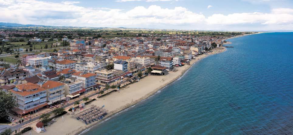 7 km hosszú aranyhomokos tengerpartja, a helyiek vendégszeretete, a szó ra ko zá si le he tõ sé gek ki me rít he tet len tár há za év rõl év re em be rek tí zez re it vonz za.