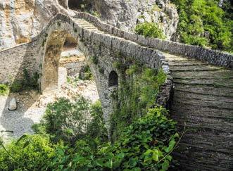 Saranda jelenlegi nevét a Negyven Szentek nevű bizánci templomról kapta, amelynek maradványait a város feletti dombon őrzik. A modern város a török időkben alakult ki.