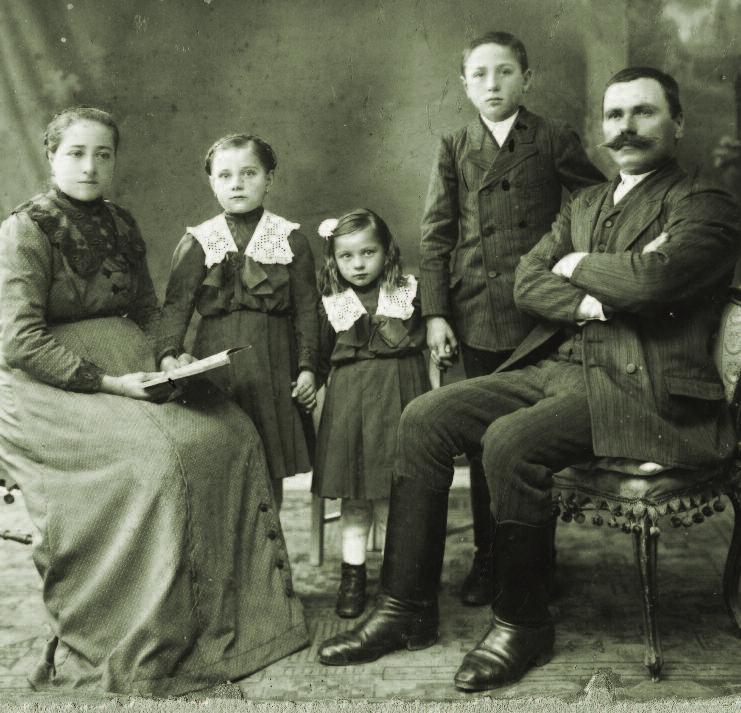 Nagykunsági polgári család: Sz. Kovács Lőrinc és felesége, Disznós Mária, valamint gyermekeik. A fénykép 1914.