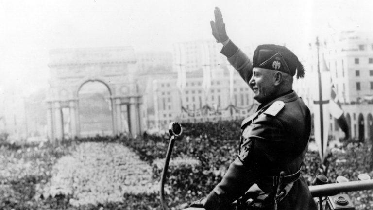 felrajzolt torz társadalmi berendezkedést rákényszeríteni mindenkire. Ezzel nincsenek egyedül. A nemzetközi liberálisok, élükön utat tör?