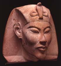 xvity iipi 80 אחן אתן נפרטיטי "פרעה אחן אתן" מלך בשנים 1350±1367 לפנס"ה. בשנת 1887 נתגלתה בתל אל עמארנה, כ 280 ק"מ מדרום לקהיר, עיר הבירה שהוא הקים: אחנת אתן.
