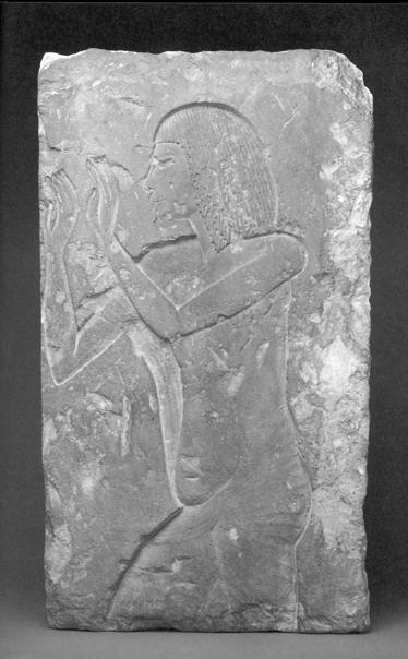 פסלה הצבוע של נפרטיטי, אשת אחן אתן, נחשב לאחד היפים ביותר שנשארו מן העולם העתיק (מצוי כיום במוזיאון המצרי בברלין, ראה תמונה).