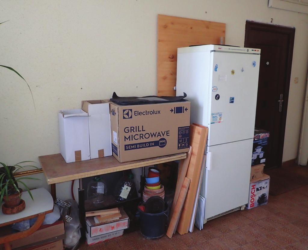 Nincs külön tárolóm, valahova pakolnom kell! A folyosó, lépcsőház a társasház közös tulajdonú területe, azt amúgy sem lehet csak úgy kisajátítani.