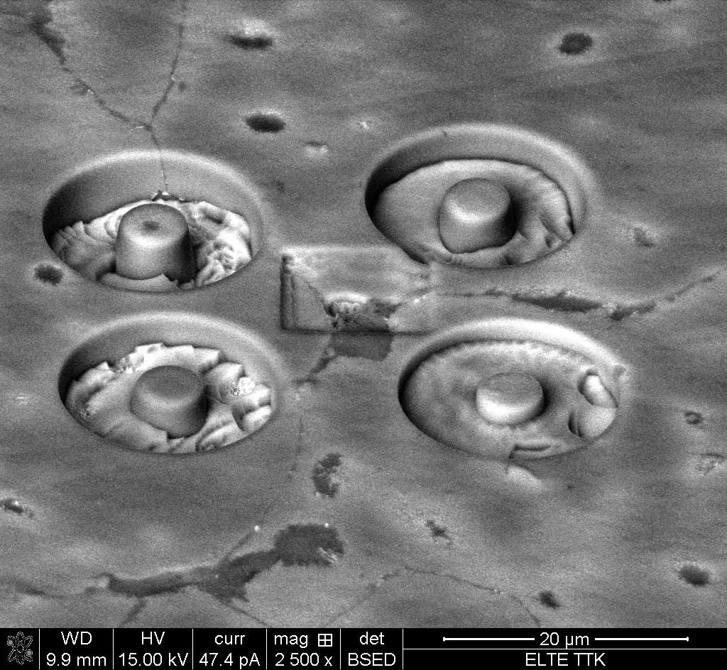 Ultra-finomszemcsés Al-30Zn ötvözet plasztikus deformációjának vizsgálata nanoindenterrel és SEM/FIB-bel (Szommer Péter, Varga Gábor, Havancsák Károly, Ratter Kitti, Dankházi Zoltán ) Mikropillárok