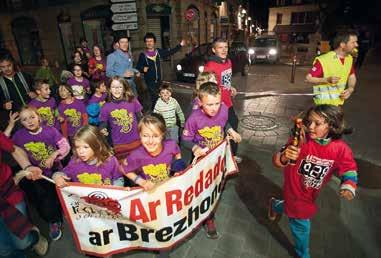 Gellout a reer redek treuzwisket, etre mignoned, gant ar familh, en ur seniñ, heuliañ ar redadeg war droad pe war botoù-ruilh, gant karrigoù-babig pe war varc h-houarn.