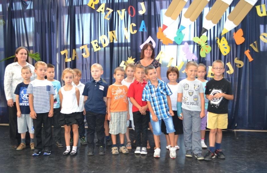 Nove članove zajednice su stari Ďaci, roditelji i nastavnici pozdravili pljeskom te je tako i sluţbeno započela 2012./2013. školska godina.