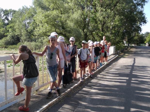 Đaci su posjetili lovački dvorac i izloţbu u Karapanči, pjevali, plesali, crtali i od gline izraďivali posude.