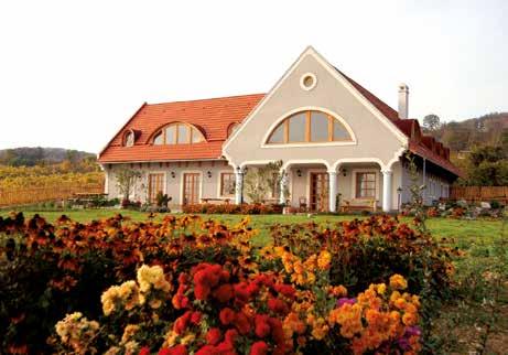 2 főre 3 fogásos vacsora, amely szabadon választható az étlapról, és 6 tételes borkóstoló (Olaszrizling, Semillon, Rozália, Muskotály, Szürkebarát, Chardonnay, Kékfrankos- Merlot, az elérhető