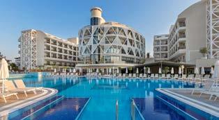 Szobák: A hotel összesen 290 szobával rendelkezik, melyek mindegyike légkondicionált, televízióval, telefonnal, mini bárral, széffel felszerelt (térítés ellenében), tea és kávékészítéshez szükséges