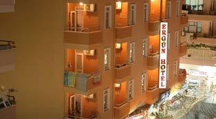 Szobák: A hotel mindössze 62 szobával rendelkezik, melyek mindegyike légkondicionált, televízióval, telefonnal, széffel, a fürdőszoba hajszárítóval felszerelt.