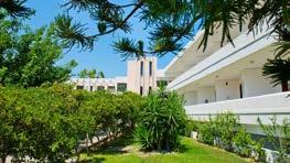 Szobák: A hotel szobái televízióval, telefonnal, légkondicionálóval (térítés