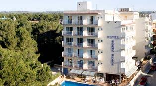 A tengerpart és a központ egy rövid sétával elérhető. A hotel a sziget fővárosától, Palma de Mallorcatól kb. 15 km-re, a repülőtértől kb. 10 km-re található.