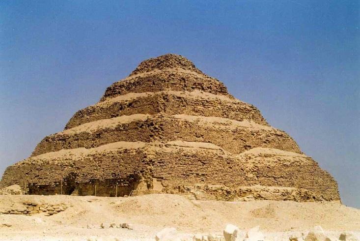 2. Gízai piramisok néven három piramist értünk: az egyiptomi óbirodalmi Hufu, Hafré és Menkauré fáraók piramisait. (A három fáraó görögösített nevén Kheopsz, Khephrén és Mükerinosz is ismert.