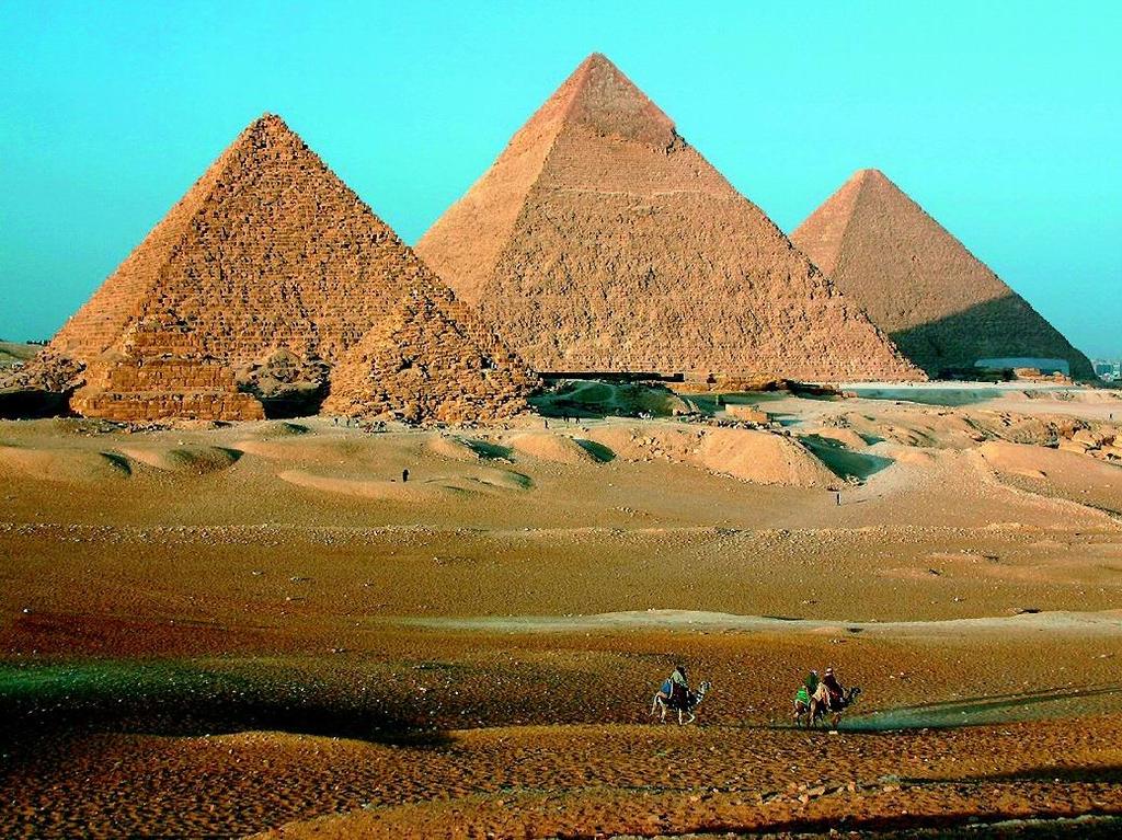 királyné sírját, a nemesek masztabáit és más, a halottkultusszal, illetve az építkezéssel kapcsolatos épületeket. Gíza a mai egyiptomi főváros, Kairó közvetlen közelében helyezkedik el. 3.