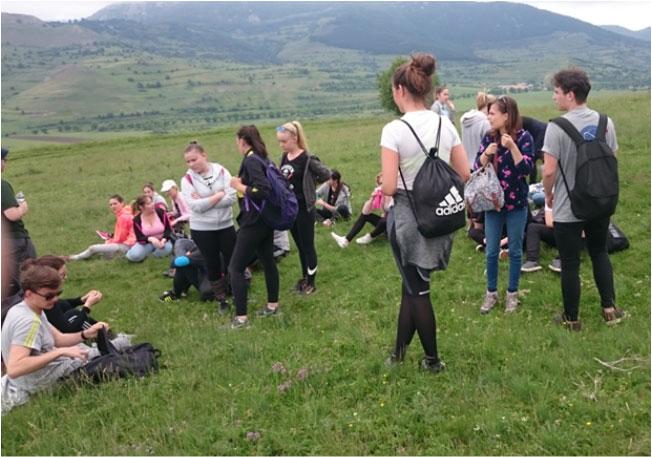 A következő állomás a hasadék volt, ami a bányához közel helyezkedett el. Amikor megláttuk a magas hegycsúcsokat és a sziklákat, kissé megijedtünk, mert nehéz túrának ígérkezett.