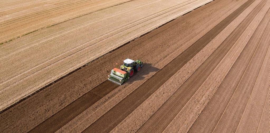 Mindig a megfelelő nyomon: CLAAS kormányzási rendszerek Gépkezelői asszisztenciarendszerek Korrekciós jelek RTK (± 2-3 cm) Rögzített referenciaállomás Hatótávolság kb.