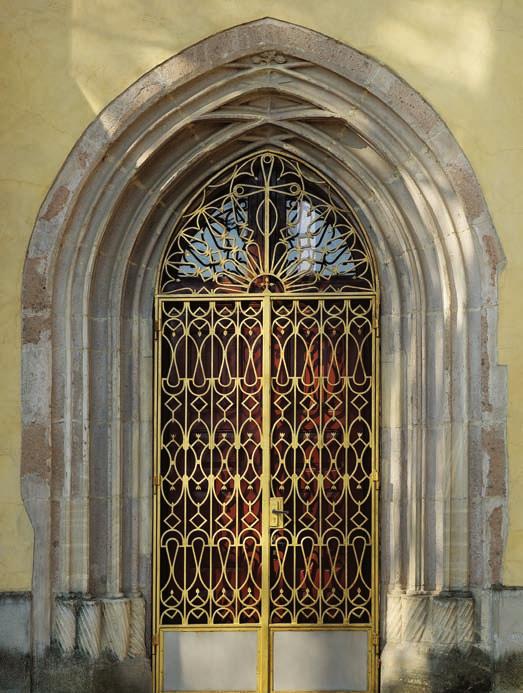 The importance of the settlement is also shown by the fact that its parish was under the clerical jurisdiction of the archbishop of Esztergom, not the Transylvanian bishop.