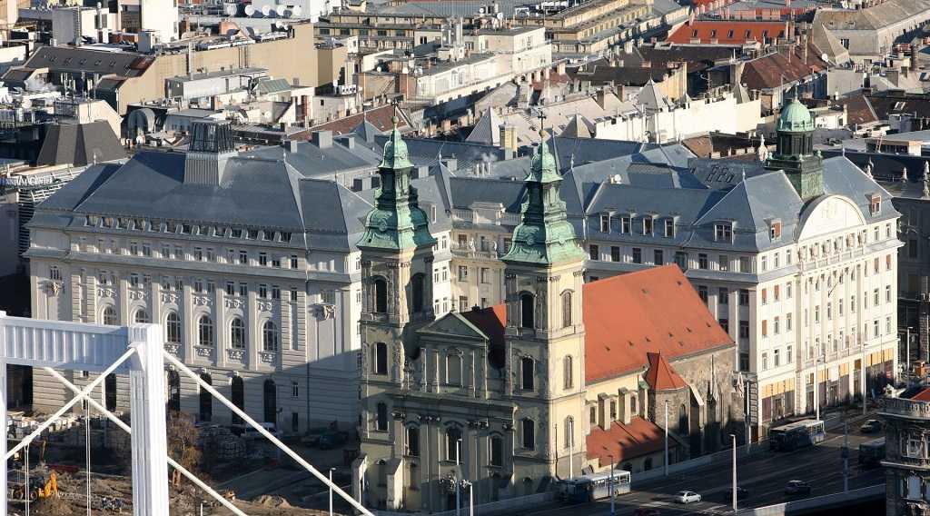Mivel ekkor vásárolták meg rendházuk első könyveit is, melyekből egyet a mai napig őriz könyvtárunk, ezért ezt az időpontot tekintjük könyvtárunk alapítási évének. 1.