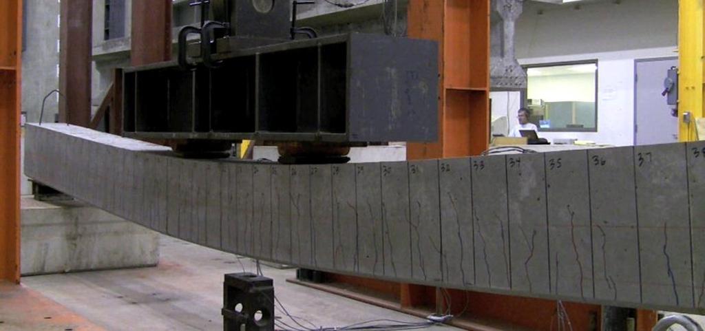 Vasbeton előnyös tulajdonságok a kellő cementtartalmú, jól elkészített beton megvédi az acélbetéteket a korróziótól a tűzzel szembeni ellenállása igen jelentős a nagy képlékeny alakváltozásra képes