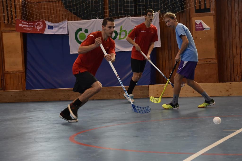 Floorball http://goo.gl/t3k7bs http://goo.gl/fa6gko http://goo.gl/pr4xap http://goo.gl/mpmwlh Hazánkban is népszerű sport a floorball.